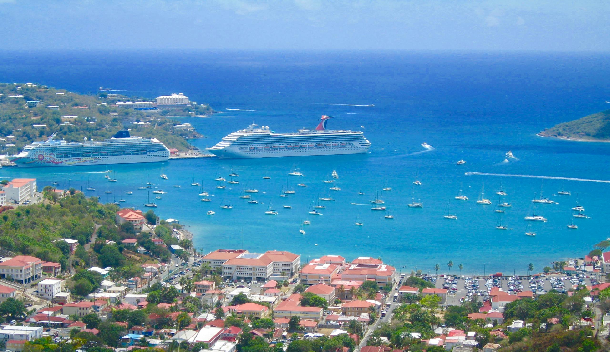 Vista aérea de un puerto tropical con cruceros